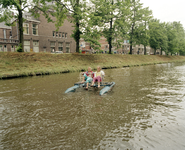 55029 Gezicht op de Stadsbuitengracht te Utrecht met twee kinderen op een waterfiets.
